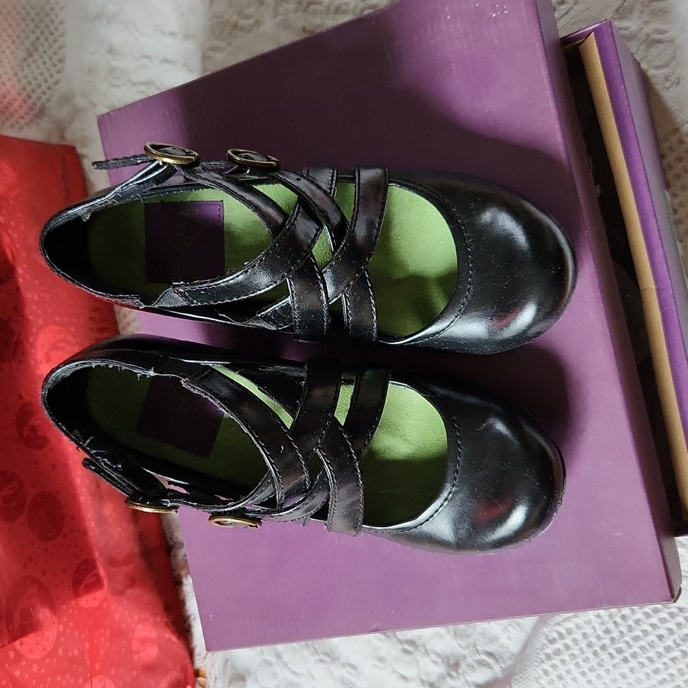Shoes - Picture 4 of 4